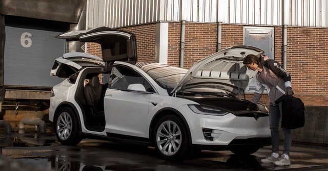 9 февраля 2012 года: выход прототипа Model X