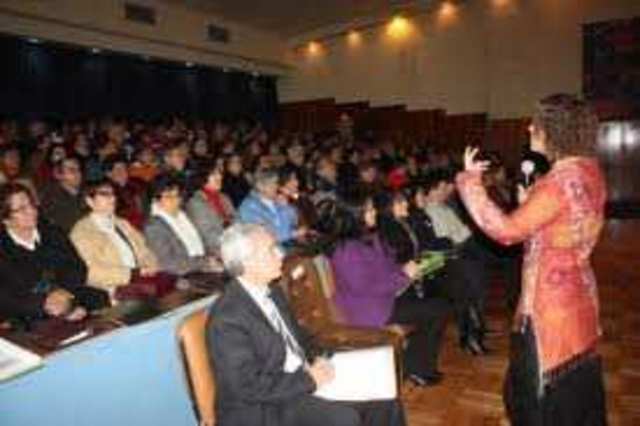 COMO AYUDAR AL ADULTO MAYOR.