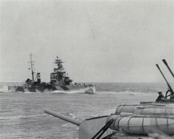 Las armadas británica y estadounidense frenan el avance naval japonés.