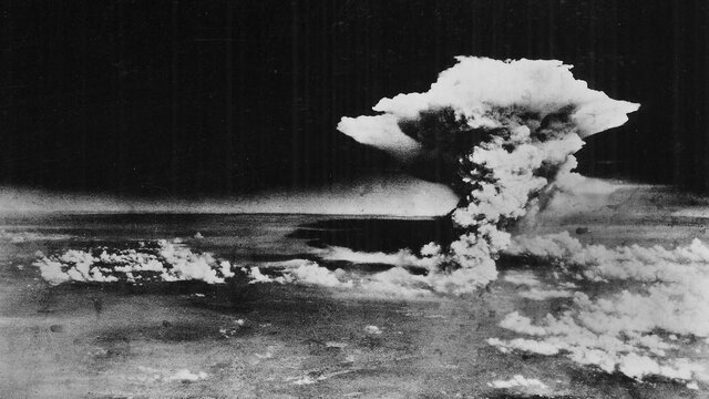 Alemania se rinde ante los soviéticos, Estados Unidos lanzan dos bombas en Hiroshima y Nagasaki.