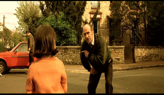 Un vecino se aprovecha de la inocencia de Amelie