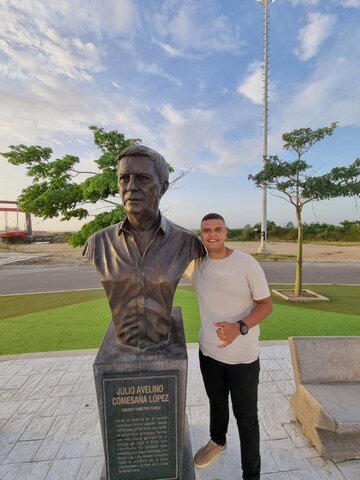 With the statue of Julio Comesaña