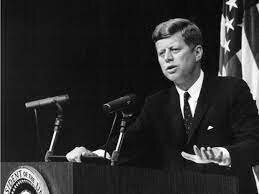 John F. Kennedy se postula para la presidencia junto con Lyndon Johnson como su compañero. Johnson se alista para apoyar al Dr. Héctor García con el fin de ayudar a llevarse el voto latino.