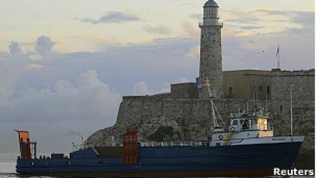 Un barco llamado la Ciudad de la Habana transporta por ferry a cubanos que huyen del dominio de Castro. En los subsiguientes tres años, más de 200,000 cubanos huyen a Miami.