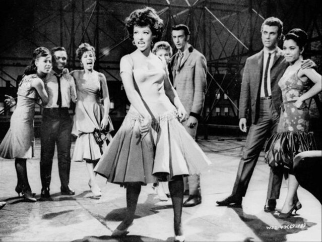 West Side Story es llevada al cine; el papel de Anita se lo dan a la puertorriqueña Rita Moreno, quien más tarde se lleva a casa el Premio de la Academia por su actuación.