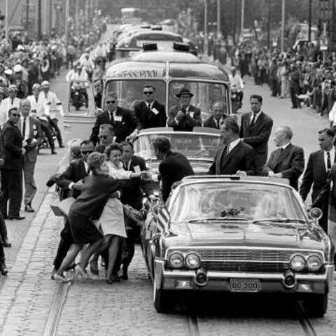 El Presidente John F. Kennedy es asesinado, dejando a Lyndon B. Johnson como su sucesor. Aprueba la legislación histórica que aboga por la eliminación de la segregación.