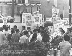 Se planea y coordina una huelga de las escuelas preparatorias de East L.A. Las escuelas de East salen a manifestar pacíficamente y se les unen padres y partidarios.