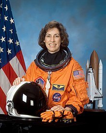 Ellen Ochoa se convierte en la primera mujer hispana en ir al espacio a bordo del transbordador espacial Discovery.