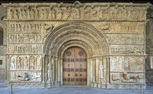 Portalada de l'antic monestir de Santa Maria de Ripoll