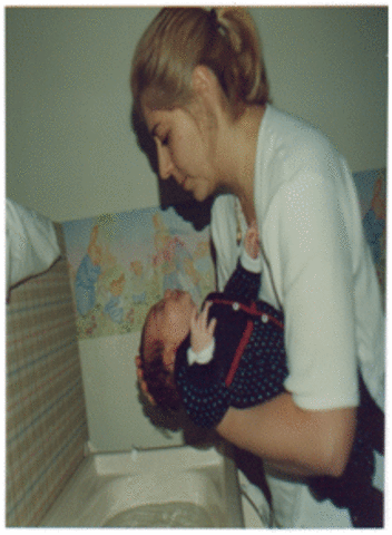 Primeiro banho de um mes da Julia