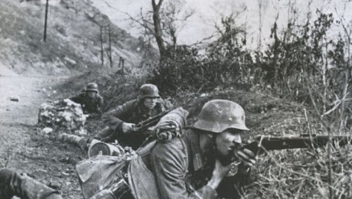 Italia invade Grecia.