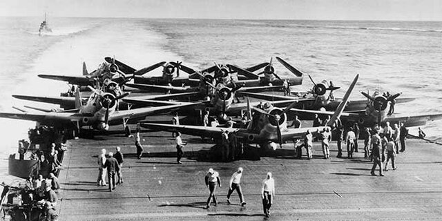 EE.UU. derrota a Japón en la batalla de Midway.