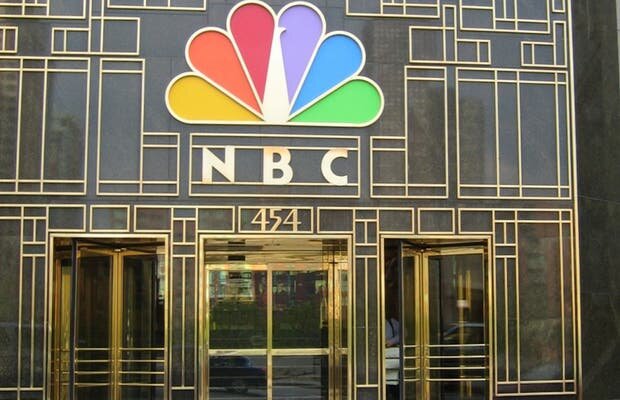 Se crea una de las cadenas de transmisión electrónica más antiguas NBC (National Broadcasting Company).