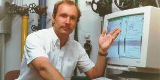 Tim Berners-Lee desarrolla el primer navegador para internet.