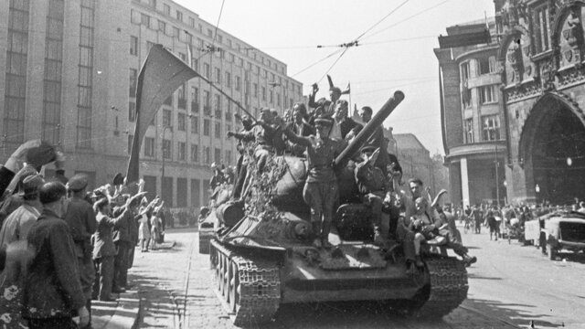 Yugoslavos y soviéticos liberan Belgrado.