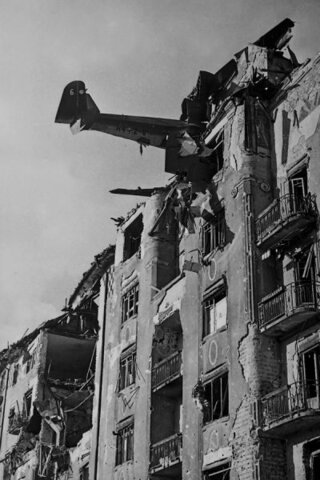 Húngaros y soviéticos liberan Budapest.