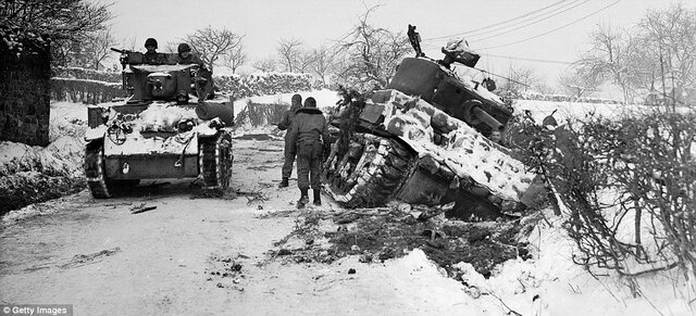 Los aliados derrotan a Alemania en la batalla de Las Ardenas.