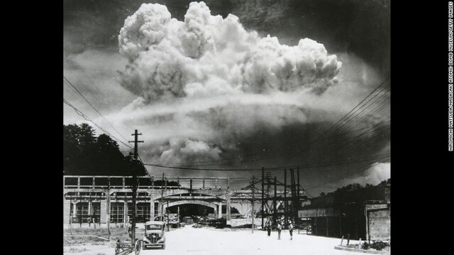 EE.UU. lanza una bomba nuclear en Hiroshima.