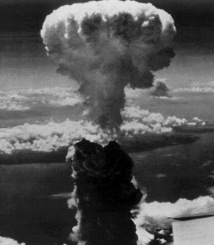 EE.UU lanza una bomba nuclear en Nagasaki.