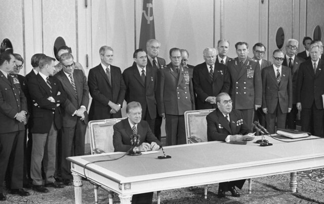 Se firman los acuerdos SALT I.