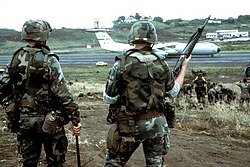 Estados Unidos, junto con tropas de Barbados y Jamaica, invade la isla de Granada.