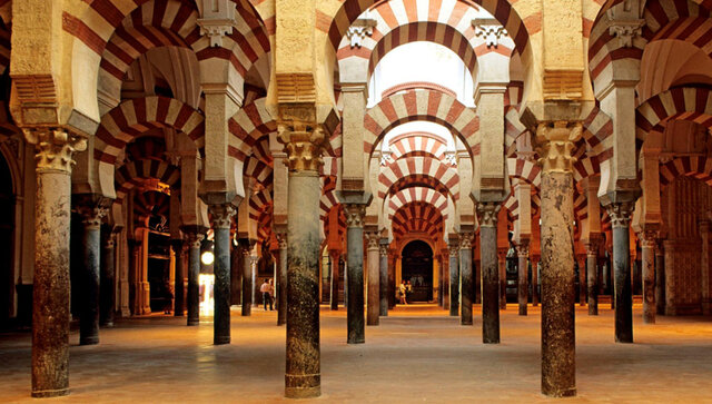 Se inicia la construcción de la mezquita de Córdoba
