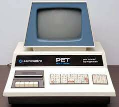 La Commodore PET modelo 64 , modelo 128, y luego TRS-80
