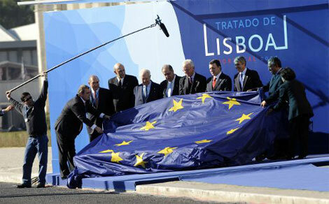 The same year ,27 heads of state sign the treaty of Lisbon,which aims to strenghten
