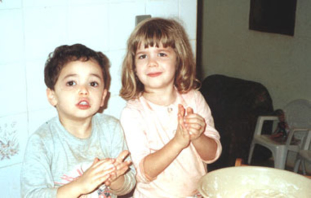 Bruna e seu primo aprenderam a fazer biscoito