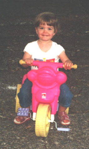 Bruna anciosa para seu irmão nascer