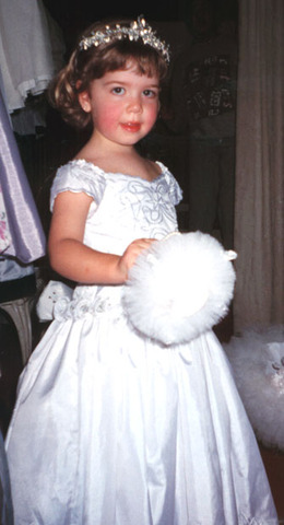 Bruna foi ao casamento de seu tio e foi dama de honra