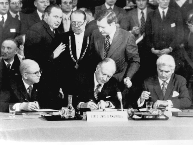 Se firman los acuerdo en Vietnam, fin de la intervención de EEUU y sus aliados en la Guerra de Vietnam.