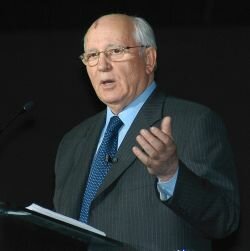 Mijaíl Gorbachov se convierte en líder de la Unión Soviética.