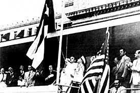 Puerto Rico elige ser Estado Libre Asociado.