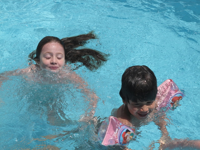 meu irmão aprendeu a nadar!