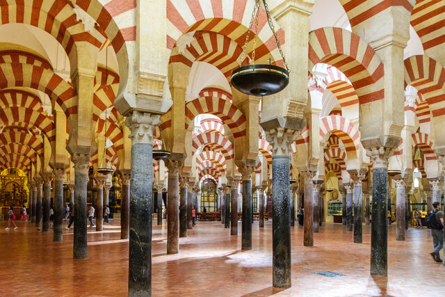 Se inicia la construcción de la mezquita de Córdoba
