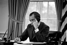 NIXON refuse de démissionner