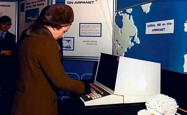 La reina Isabel II se convierte en la primera jefa de estado en enviar un email.