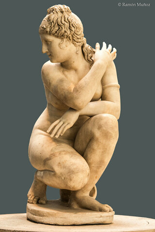 GRECIA. Afrodita en cuclillas