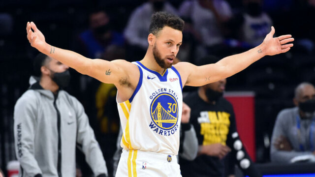 Stephen Curry Re-Signs with Team