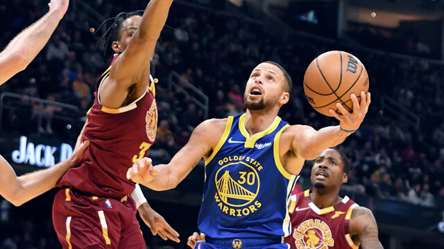 Stephen Curry Leads Comeback Win in Cleveland