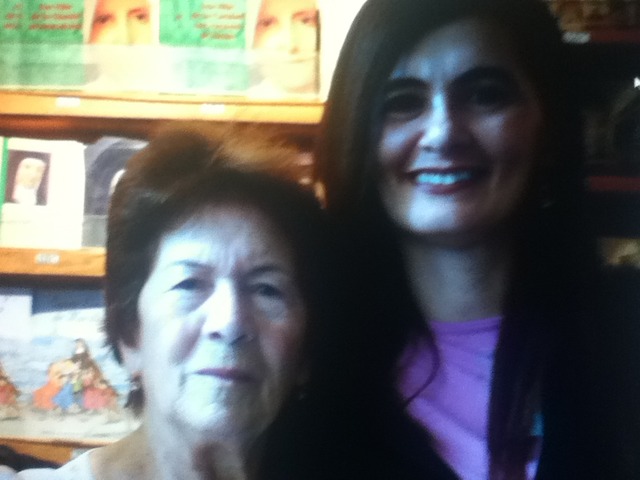 Gaby, mãe e avó visitam Igreja de Notre Dame