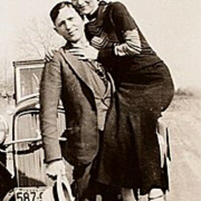 Timeline: Бонни Паркер и Клайд Бэрроу (англ. Bonnie Parker and Clyde Barrow) — американские грабители, действовавшие во времена Великой депрессии.
