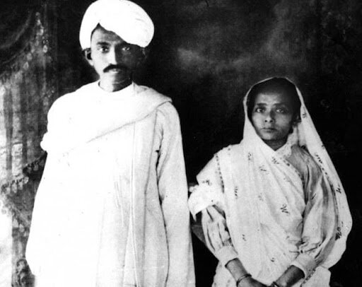 Matrimonio con Kasturba Makhanji de 14 años y Gandhi de 13 años de edad