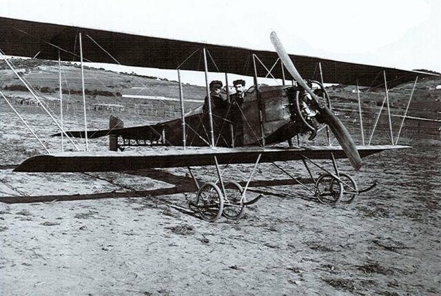 PRIMER VOL AMB AVIÓ