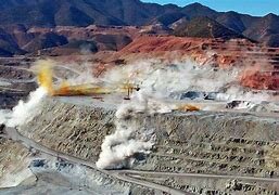 Trabajadores de las minas de Cananea estallan en Huelga.