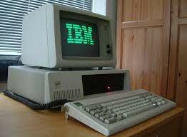 IBM PC, CON EL SISTEMA OPERATIVO PC DOS SUMINISTRADO POR MICROSOFT.