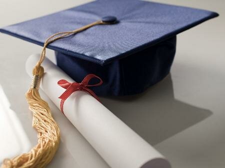 Recebe o grau de Mestre em Artes