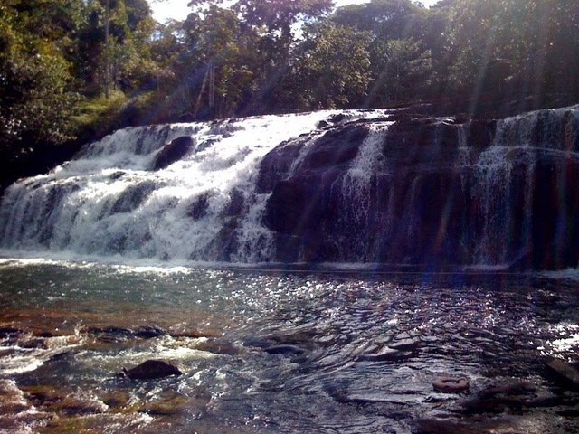 A primeira vez que a a Giulia relaxa em uma cachoeira
