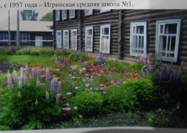 Новое деревянное двухэтажное здание